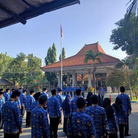 Pelaksanaan Apel KORPRI Petugas Pemdes Bligo di Kecamatan Candi